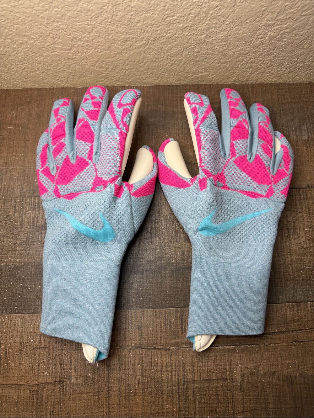 Nike Vapor Dynamic Fit Goalkeeper Gloves.
- Size 8 Men.